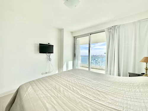 Apartamento De Dos Dormitorios Con Parillero En Alquiler Anual, Playa Mansa.