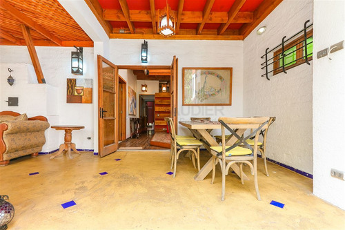 Casa En Venta De 7 Dorm. En Providencia