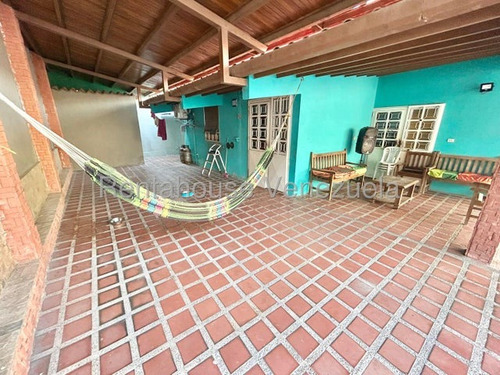 Erika Armeya Vende, Casa En La Urbanizacion Santa Cecilia De Cabudare. Flex: 25-20453