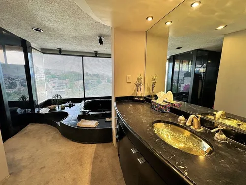 Casa En Excelente Ubicación, Calle Tranquila Y Con Vista Arbolada