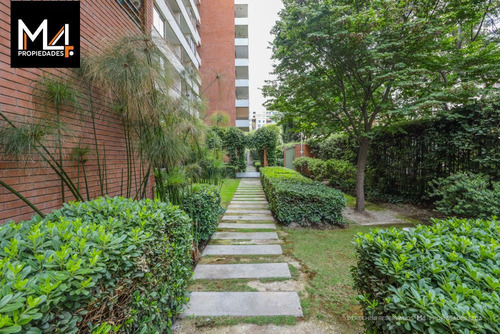 Amplio Departamento De 4 Dorm. En Calle Tranquila