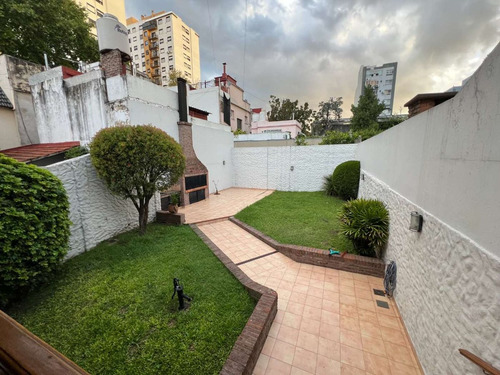Venta Casa 5 Ambientes Jardin Y Cochera Playroom