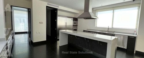 Casa En Venta, 5 Recamaras, Frente Laguna, Jacuzzi, Piscina, Isla Dorada Cancun.