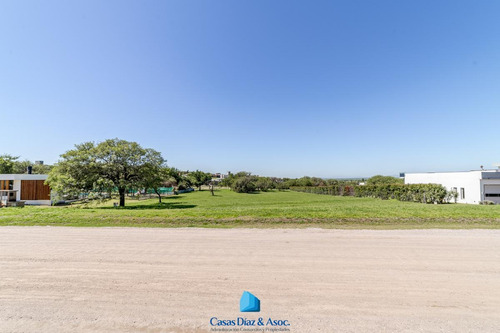 Imagen 1 de 25 de Gran Lote En Venta De 2100 M2 - Country Causana