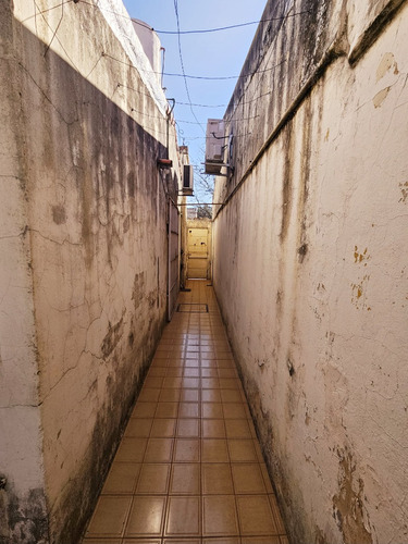 Excelente Casa De 3 Dormitorios Con Jardin En Barrio Correo