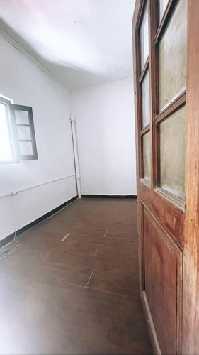 Alquiler De Casa Estilo Apartamento De 4 Dormitorios En General Flores Y Propios Con Garaje Y Patio Con Parrillero Por Favor Tener Garantia: Anda Ó Cgn.