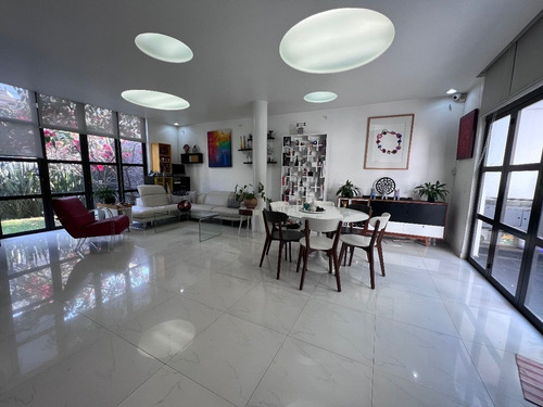 Ámplia Casa De Diseño En Excelente Ubicación.