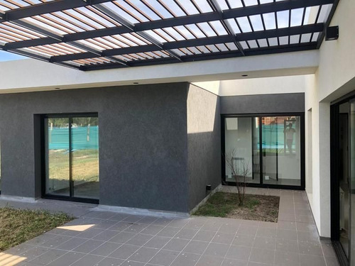 Imagen 12 de 30 de Magnifica Casa En Venta De 4 Ambientes En Barrio Santa Inés - Canning