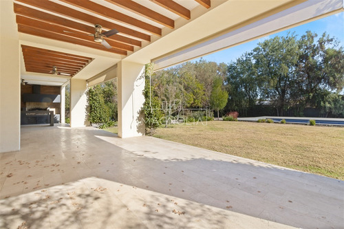 Casa En Venta De 6 Dorm. En Colina