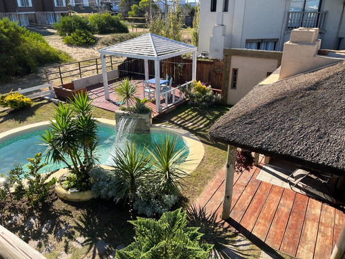 Imagen 3 de 28 de En Venta - Hermoso Complejo De 4 Apartamentos Con Piscina En Punta Del Diablo