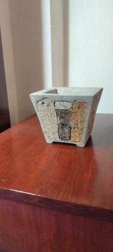 Maceta Piedra Pomez. Ideal Para Darle Un Toque De Elegancia Beige