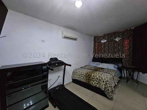 Amplio Apartamento Amoblado En Venta, Urb. Los Caobos, Maracay, Planta Electrica Y Pozo, 25-15272 Mv