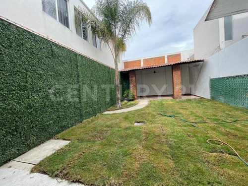 Venta De Casa, 3 Recamaras Con Closet, 3 Baños, Amplio Jardín Con Terraza