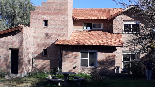 Importante Chalet  6 Amb Merlo Sl En Barrio Los Estribos 