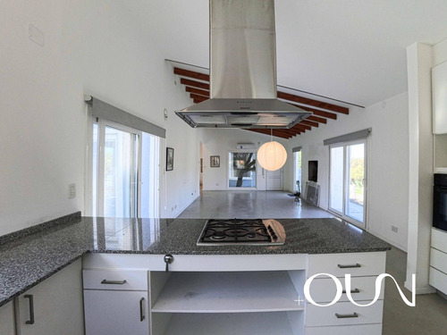Casa En Venta En La Cumbre- Zona Golf.