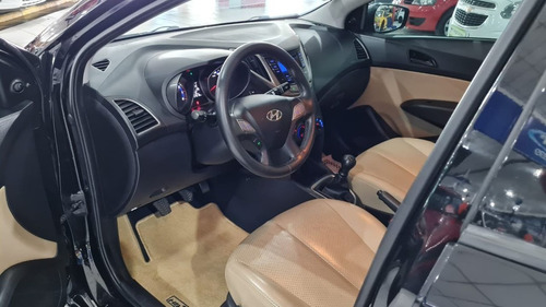 Imagem 8 de 15 de Hyundai Hb20s 1.0 Comfort Plus 12v 2014