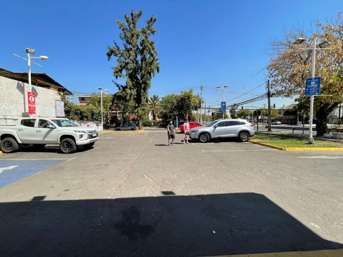 Local Comercial Con Estacionamiento A Pasos Portal Ñuñoa