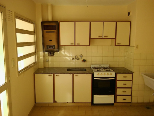 Departamento De Pasillo, Dos Dormitorios Zona Echesortu