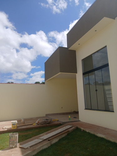 Vendo Excelente Casa 3/4 Pé Direito Duplo, Dois Banheiros .