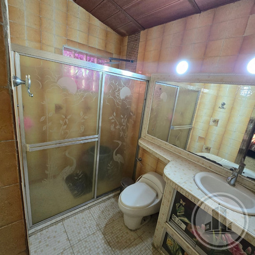 Amplia Casa En Venta Urb Los Samanes 06js