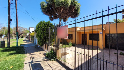 Atención: ¡oportunidad Única! ?? Casa A Reciclar En Ubicación Privilegiada.