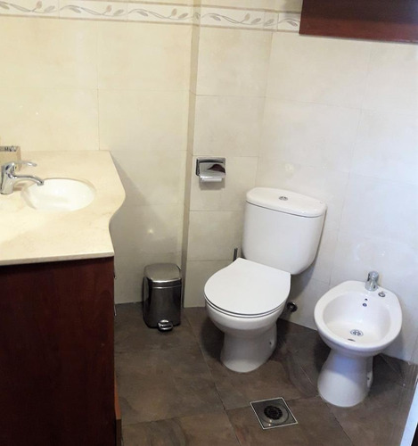 Casa En Buceo, Muy Buen Estado, 2 Dormitorios, 2 Baños, Cochera Y Parrillero
