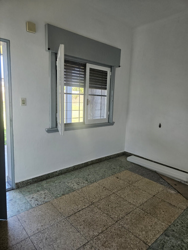 Excelente Ubicación Casa De 2 Plantas Importe Parque Jardín Al Frente Toma De Dpto Chico Como Parte De Pago