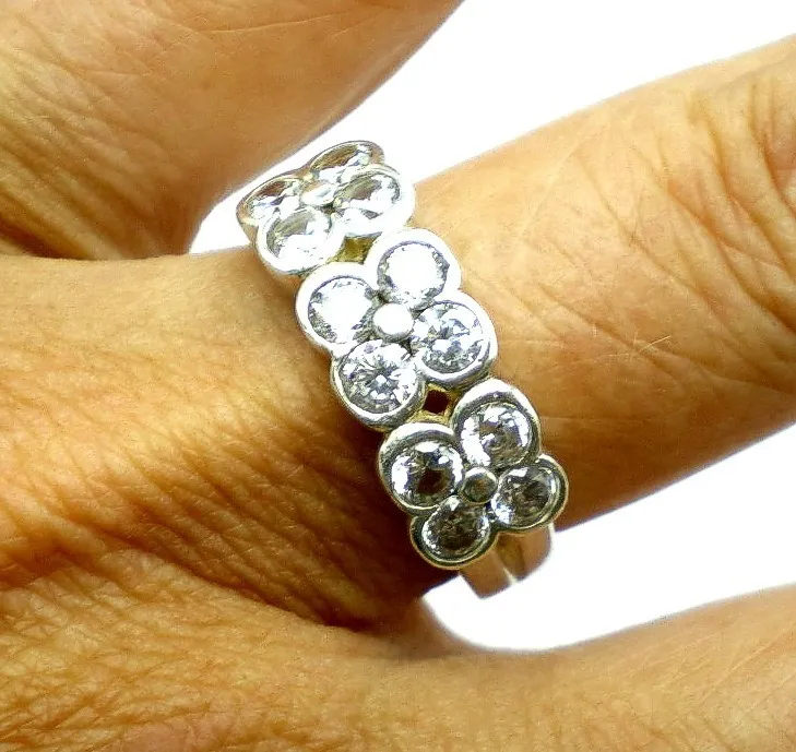 Anillo De Plata 925 Y Zafiros Blancos Tres Rosetas
