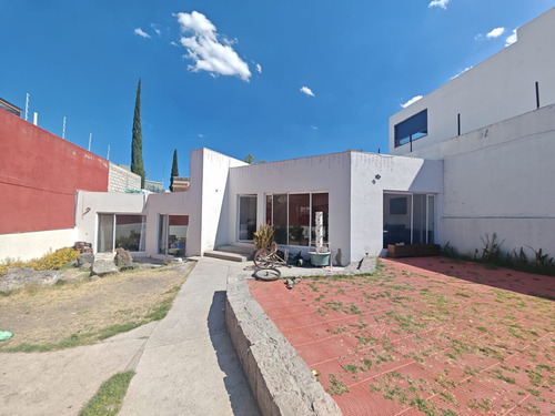 Casa Semi Nueva De 1 Nivel Iluminada Con Amplios Espacios Sobre Calle Principal Con 175 Mts De Jardin Frontal
