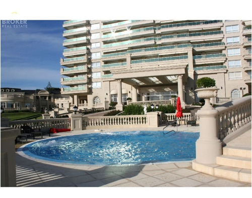 Imagen 19 de 29 de Departamento En Venta. Frente Al Mar. Mansa. Planta Especial. Esquinero. - Punta Del Este Mansa