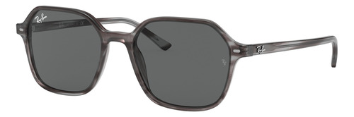 Anteojos de sol Ray-Ban John Standard con marco de acetato color polished striped grey, lente dark grey de cristal clásica, varilla polished striped grey de acetato - RB2194