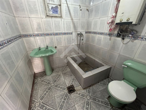 Casa En Venta De 5 Dorm. En La Cisterna