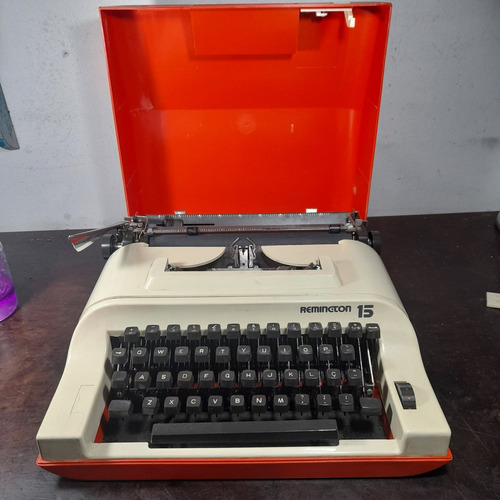 Imagem 1 de 7 de Máquina De Escrever Decorativa Antiga Não Funciona Remington
