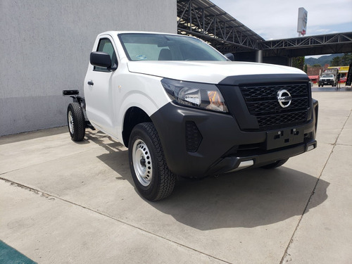 Imagen 1 de 8 de Nissan Np300 2021 2.5 Chasis Cabina Dh Pack Seg Mt
