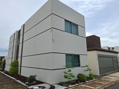 Casa En Venta En El Fracc Lomas De La Rioja