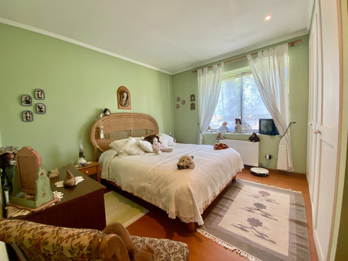 Amplia Casa Con Jardín Formado En Condominio Consolidado