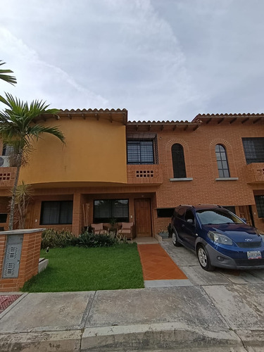 Cb.venta Tonwhouse Mañongo. Conj. Resd. Las Trinitarias.