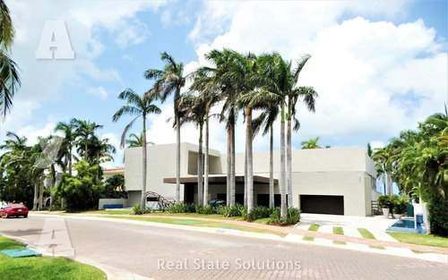 Imagen 1 de 30 de Casa Luxury En Venta, Amueblada, 4 Recámaras, Salón Tv, Muelle, Isla Dorada, Zona Hotelera Cancún
