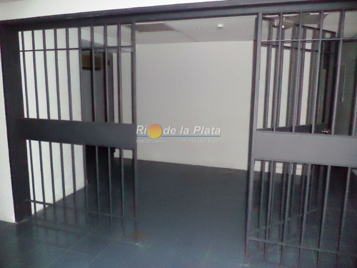 Local En Alquiler Ideal Para Casa De Cambio Banco O Similares- Ref: 12167