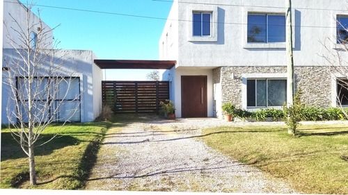 Venta De Casa 3 Dormitorios En Pinares, Punta Del Este. (ref: Zen-17306)