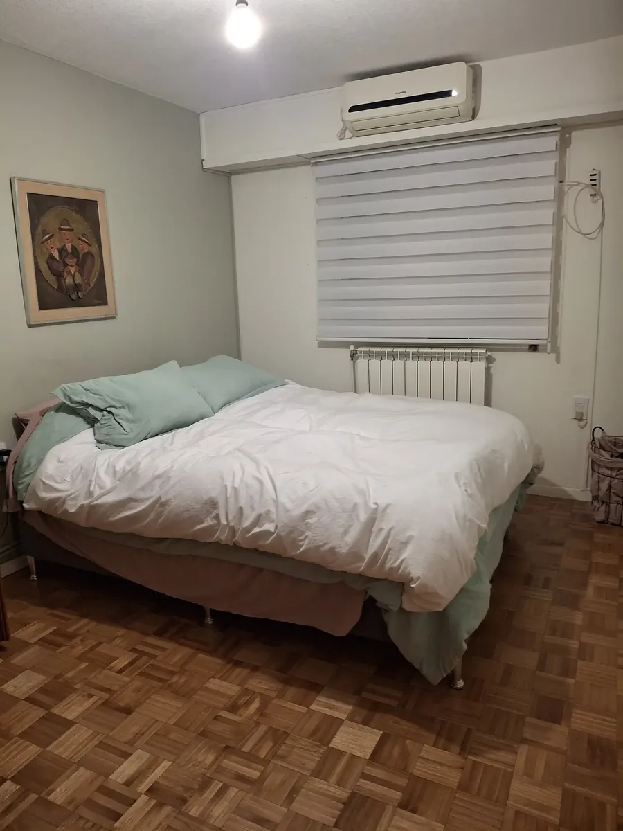 Hermoso Apartamento En Una Zona Tranquila, Con Una Espectacular Vista A La Rambla Y Excelente Distribución.  Planta Baja:  Cocina Independiente  Living-comedor Amplio  Escritorio  Planta Alta: · Foto 3