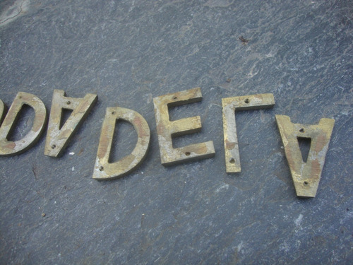 1/2- Letras Ciudadela Bronce 23,5 Largo X 4,3 Alto - 200 Grs (Usado)