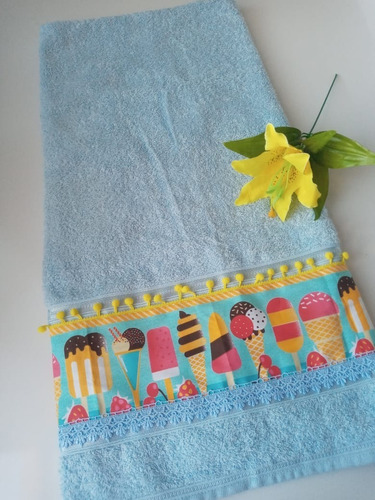 Imagem 1 de 5 de Toalha De Banho Azul 67x140cm Com Tricoline, Pompom E Guipir