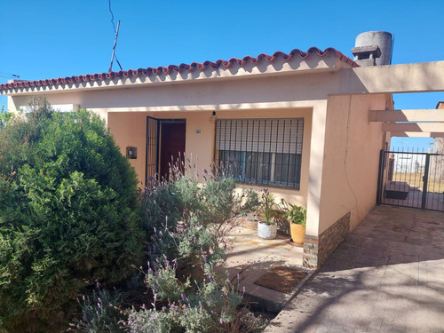 Casa En Venta De 3 Dormitorios C/ Cochera En Cerro