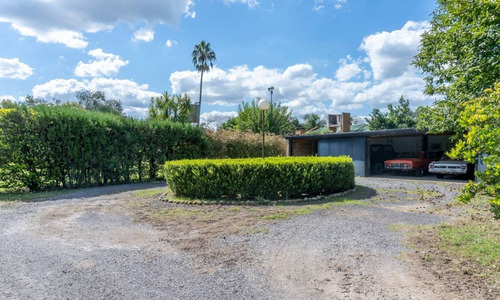 Imagen 5 de 30 de Imponente Casa Quinta Con Amplio Terreno, Pileta, Sauna Y Jacuzzi