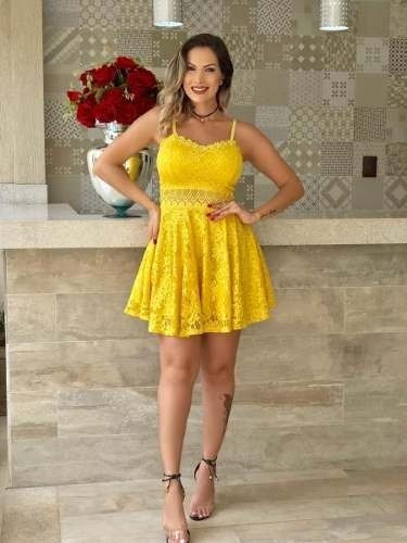 vestido de renda curto amarelo