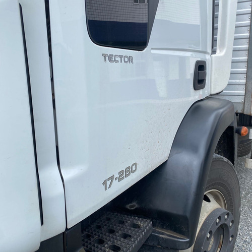 Iveco Tector 17-280 Baú - 2022
