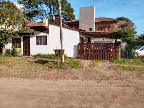 Casa En Venta - 4 Dormitorios 2 Baños - 182mts2 - Villa Gesell