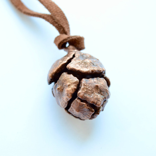 Imagen 2 de 7 de Collar De Piña Natural En Cobre, Tiento De Cuero, Pino, Cod1