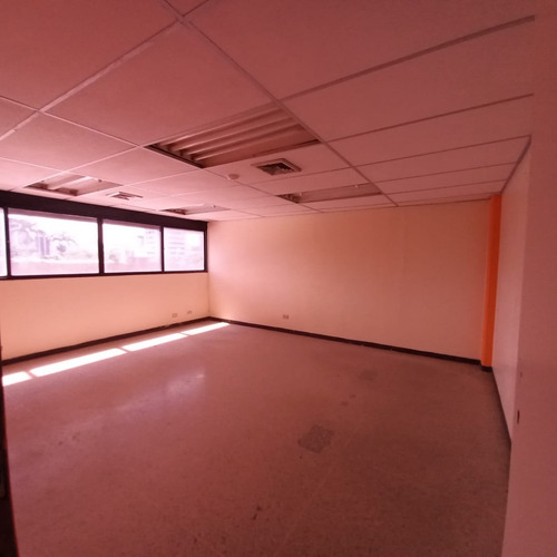 Imagen 5 de 15 de Linda Santos Vende Oficina De 118m2 En Cc Profesional Av Bolivar En Piso Bajo. 0414 4150107